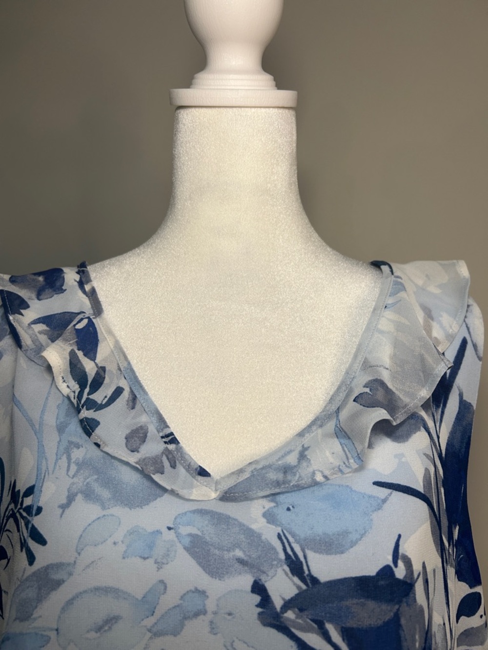 Calvin Klein Light Blue Floral V-Neck Sleeveless Blouse - Picture 5 of 5